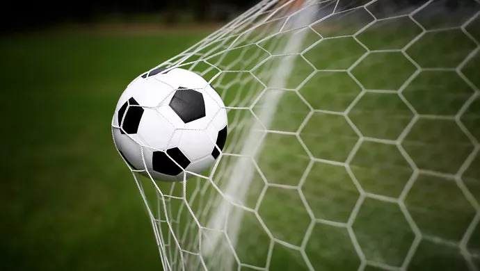  雷恩主场球迷营造氛围助球队战平昂热保尊严