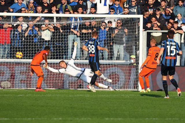  罗马后防铁闸稳如磐石，意甲防守体系堪称典范